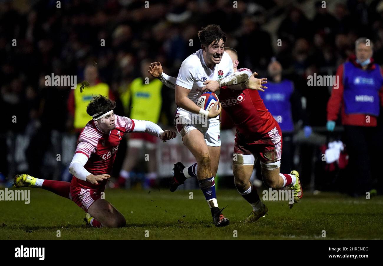 Ethan Grayson (centro) d'Inghilterra si allontana da Eddie James e Cameron Winnet del Galles durante la partita delle sei Nazioni Under-20 del 2022 a Castle Park, Doncaster. Data immagine: Venerdì 25 febbraio 2022. Foto Stock