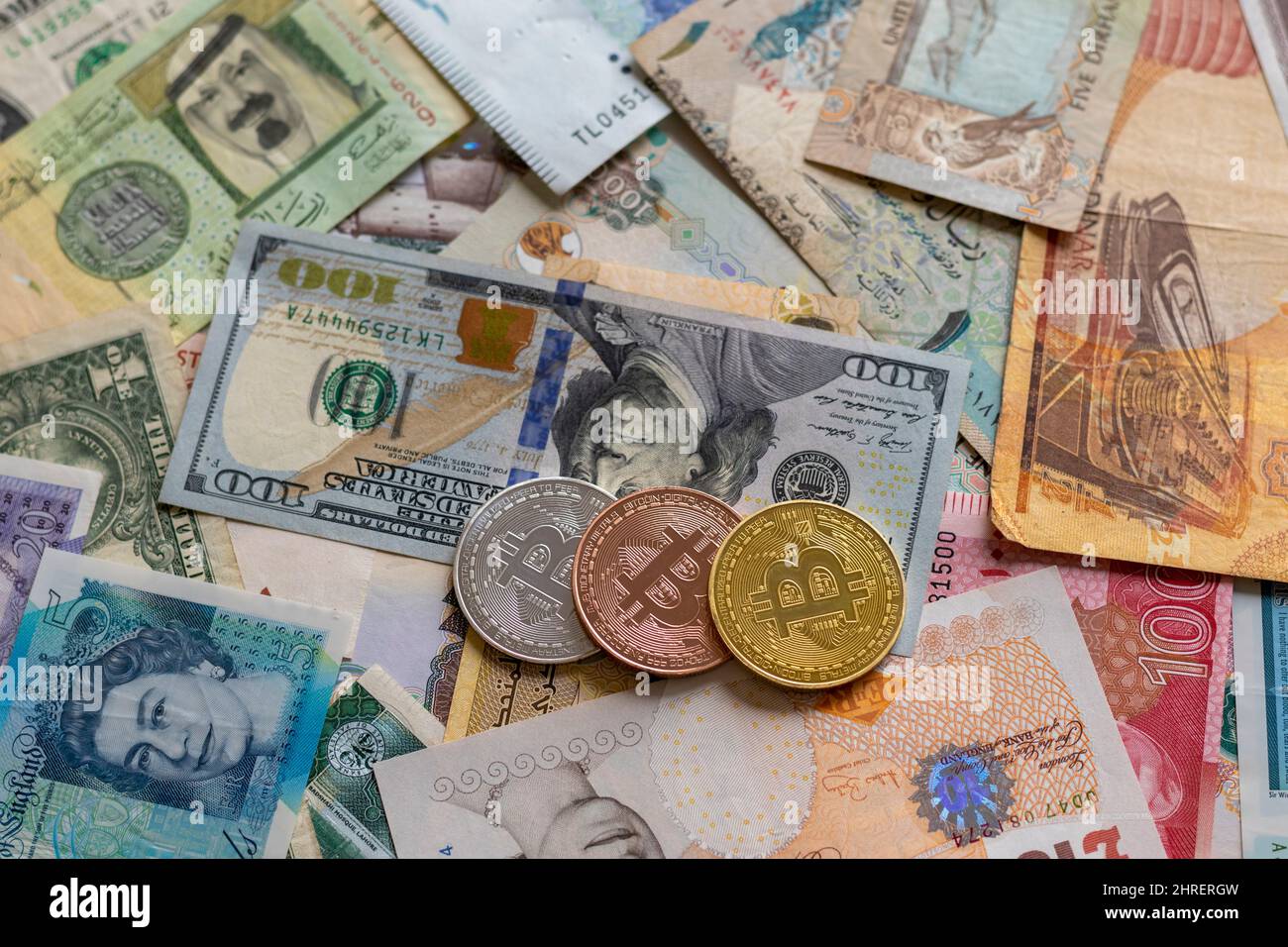 Monete di criptovaluta su una moneta di carta mondiale Foto Stock
