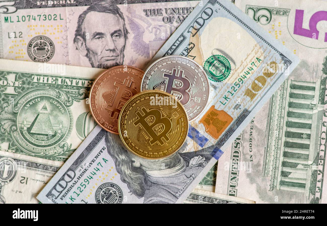 Bitcoins vs denaro contante o dollaro concetto di bollette Foto Stock