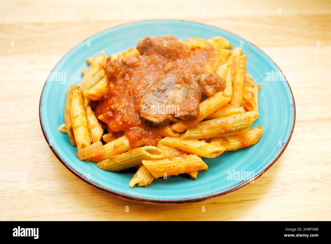 Penne Pasta tricolore con salsa Marinera ai funghi Foto Stock