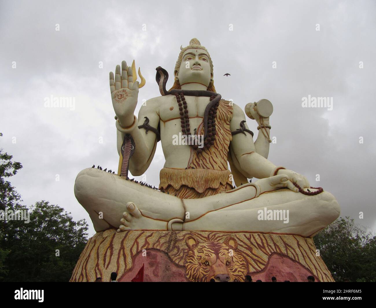 Di una statua seduta di Lord Shiva a Nageshvara Jyotirling a Dwarka Foto Stock