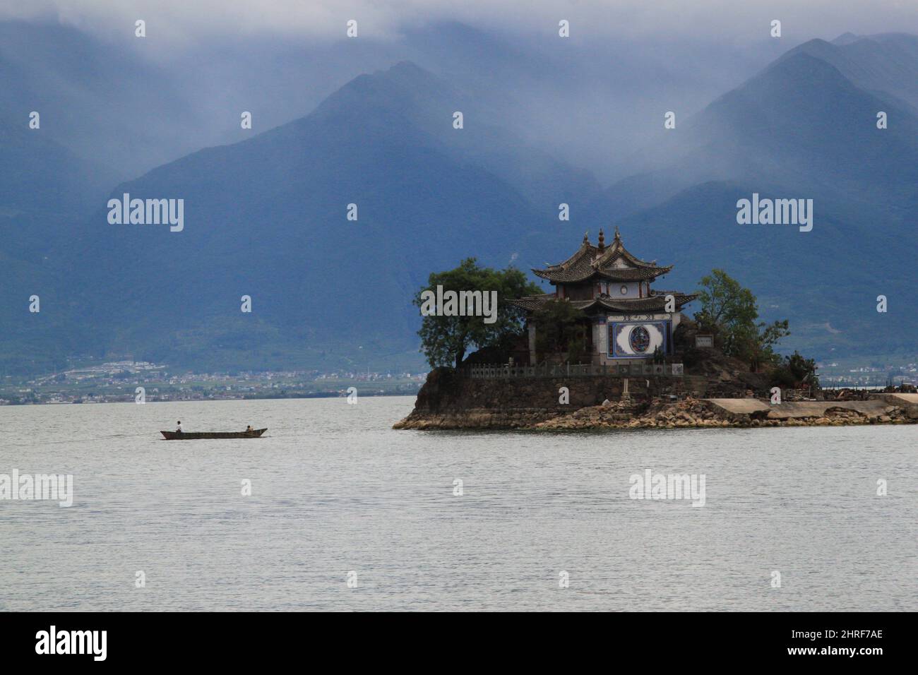 Tempio cinese su una piccola isola di Putuo nel mezzo del lago di Erhai a Dali Foto Stock