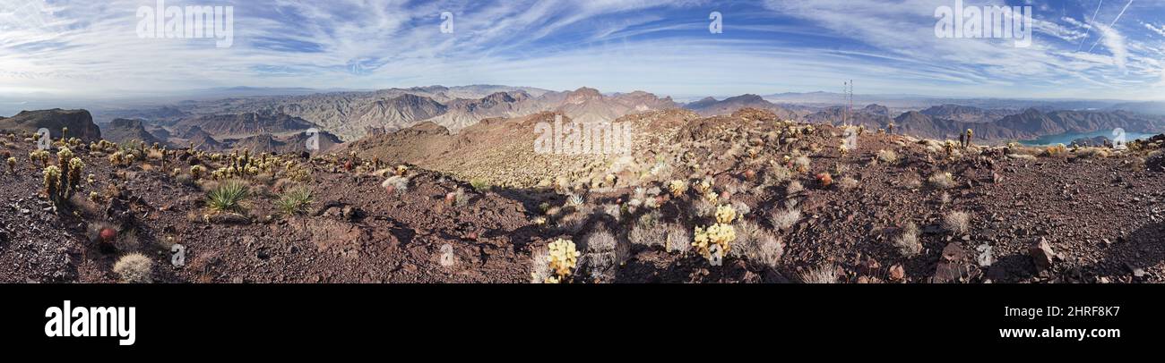Panorama dalla cima del Monte Copper o dal Monument Peak Highpoint nelle Whipple Mountains nel sud-est della California Foto Stock