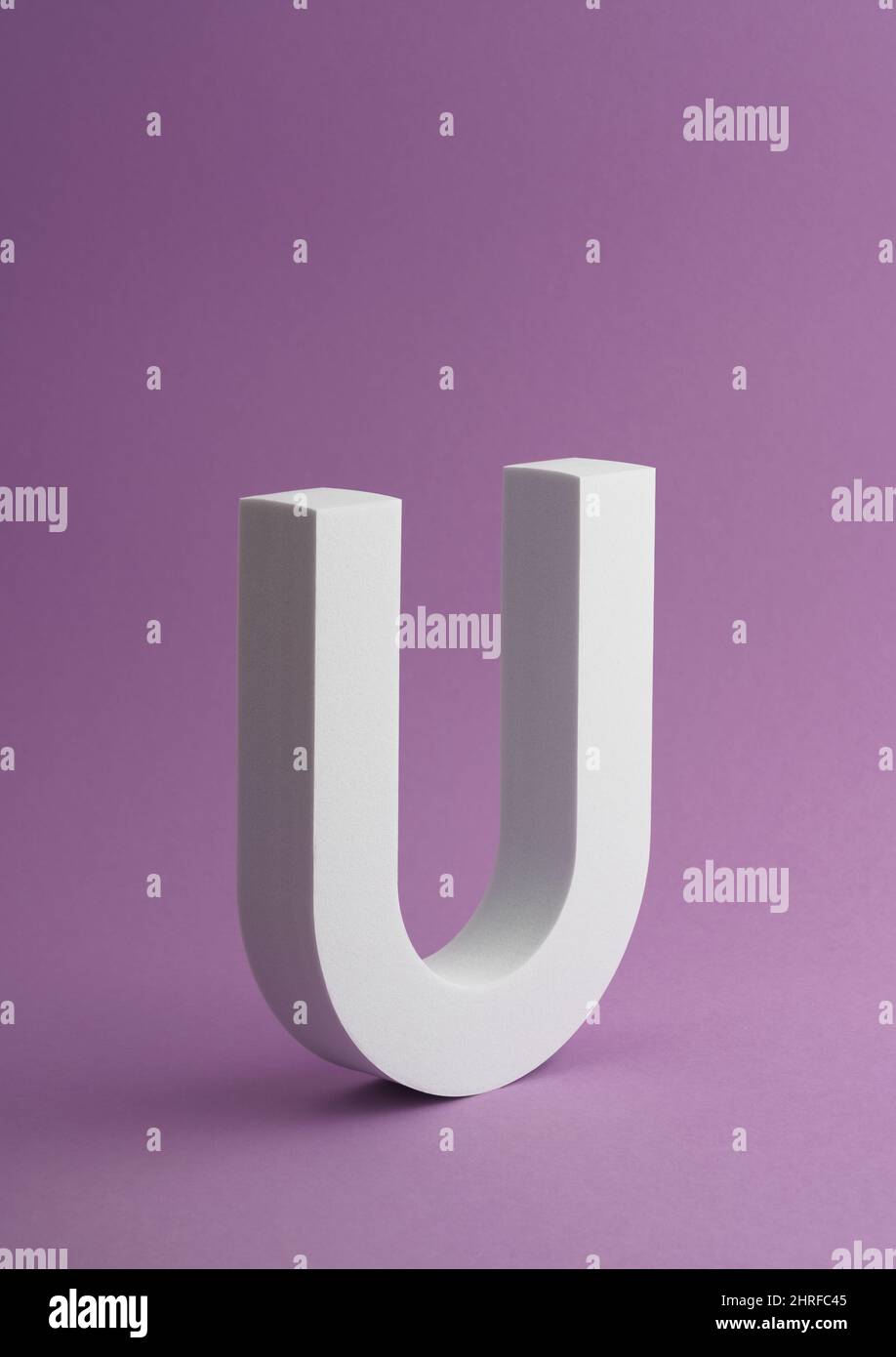 Immagine verticale della lettera U bianca su sfondo viola con spazio di copia Foto Stock
