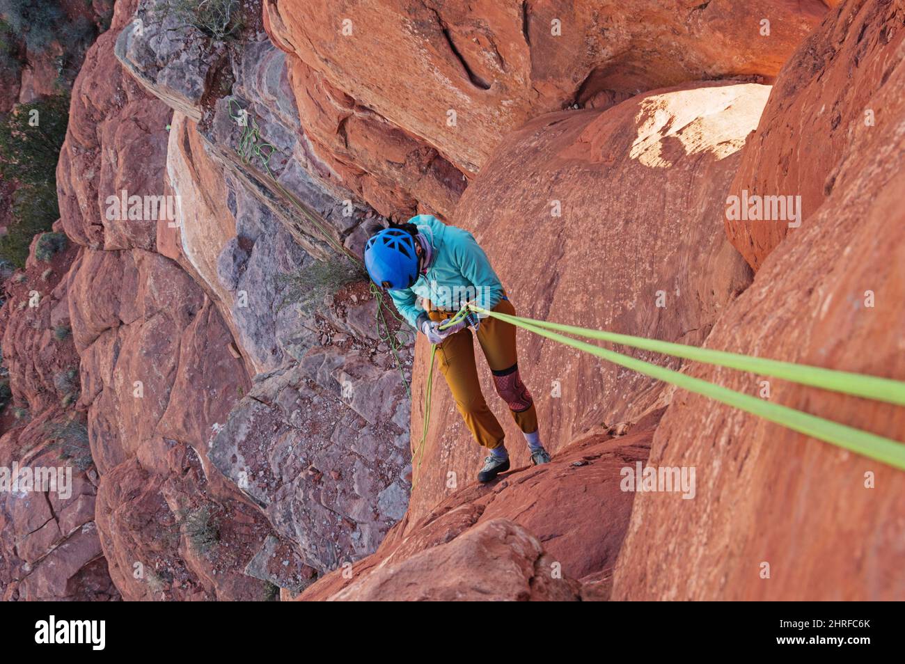 Guardando verso il basso una donna che scende dalla cima di Bell Rock vicino a Sedona, Arizona Foto Stock