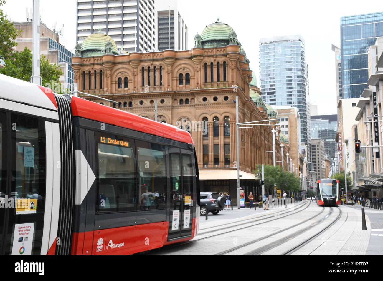 La metropolitana di Sydney attraversa le strade trafficate della città Foto Stock