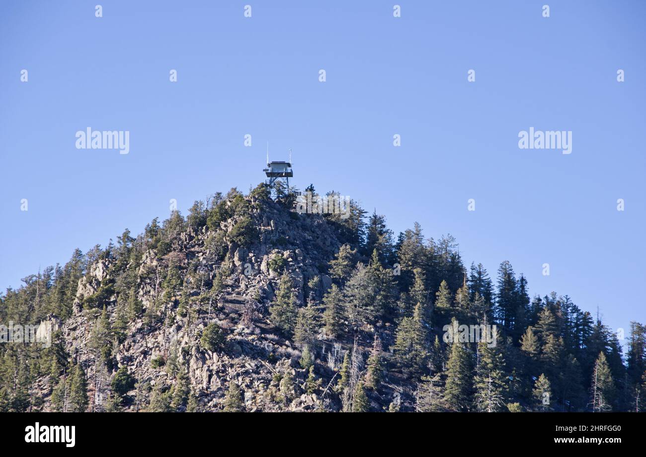Torre di osservazione dei vigili del fuoco sul picco Oleary nell'Arizona settentrionale Foto Stock