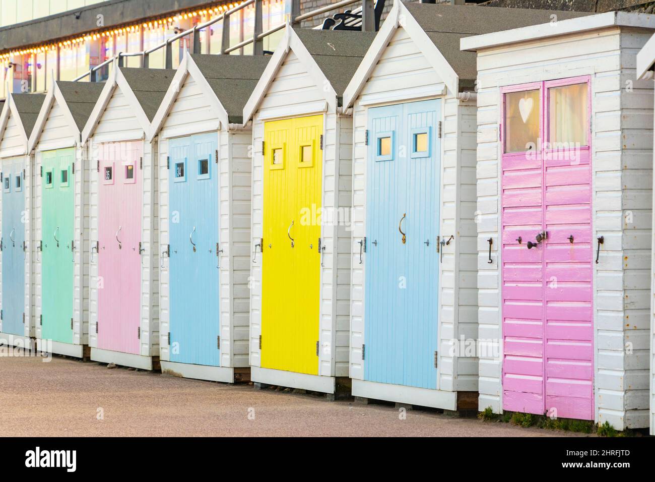 Capanne in legno multicolore in colori pastello sul lungomare a Lyme regis Dorset UK Foto Stock