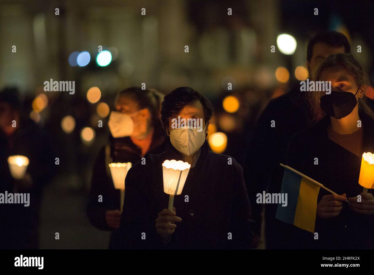 Roma, Italia. 25th Feb 2022. marcia a lume di candela organizzata dal Sindaco di Roma, Roberto Gualtieri, in solidarietà con il popolo ucraino e per chiedere la pace immediata in Ucraina. La guerra contro l'Ucraina - e la conseguente invasione russa - è stata dichiarata all'inizio della mattinata del 24th febbraio dal Presidente della Federazione russa, Vladimir Putin. Credit: LSF Photo/Alamy Live News Foto Stock