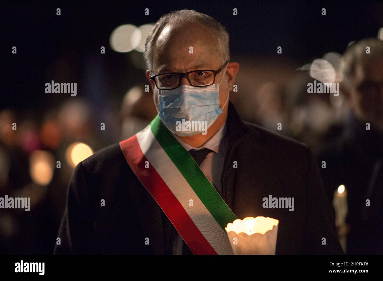 Roma, Italia. 25th Feb 2022. Il Sindaco di Roma, Roberto Gualtieri, guida la marcia delle candele organizzata in solidarietà con il popolo ucraino e chiede la pace immediata in Ucraina. La guerra contro l'Ucraina - e la conseguente invasione russa - è stata dichiarata all'inizio della mattinata del 24th febbraio dal Presidente della Federazione russa, Vladimir Putin. Credit: LSF Photo/Alamy Live News Foto Stock