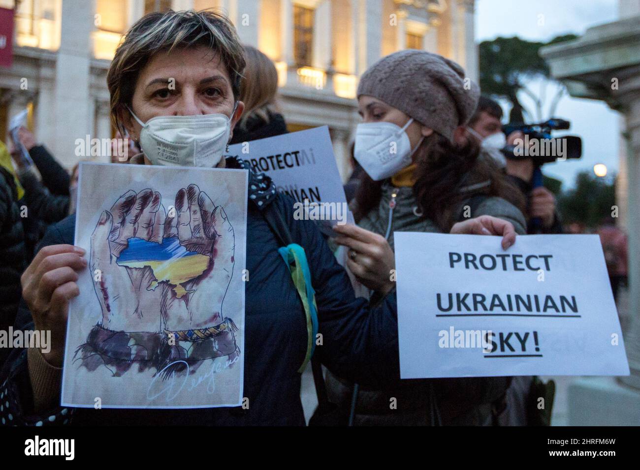 Roma, Italia. 25th Feb 2022. marcia a lume di candela organizzata dal Sindaco di Roma, Roberto Gualtieri, in solidarietà con il popolo ucraino e per chiedere la pace immediata in Ucraina. La guerra contro l'Ucraina - e la conseguente invasione russa - è stata dichiarata all'inizio della mattinata del 24th febbraio dal Presidente della Federazione russa, Vladimir Putin. Credit: LSF Photo/Alamy Live News Foto Stock