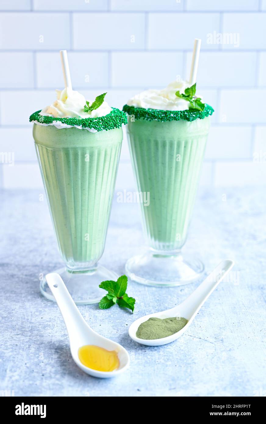 Due shamrock misto matcha verde fruleggia bevande fredde sane Foto Stock