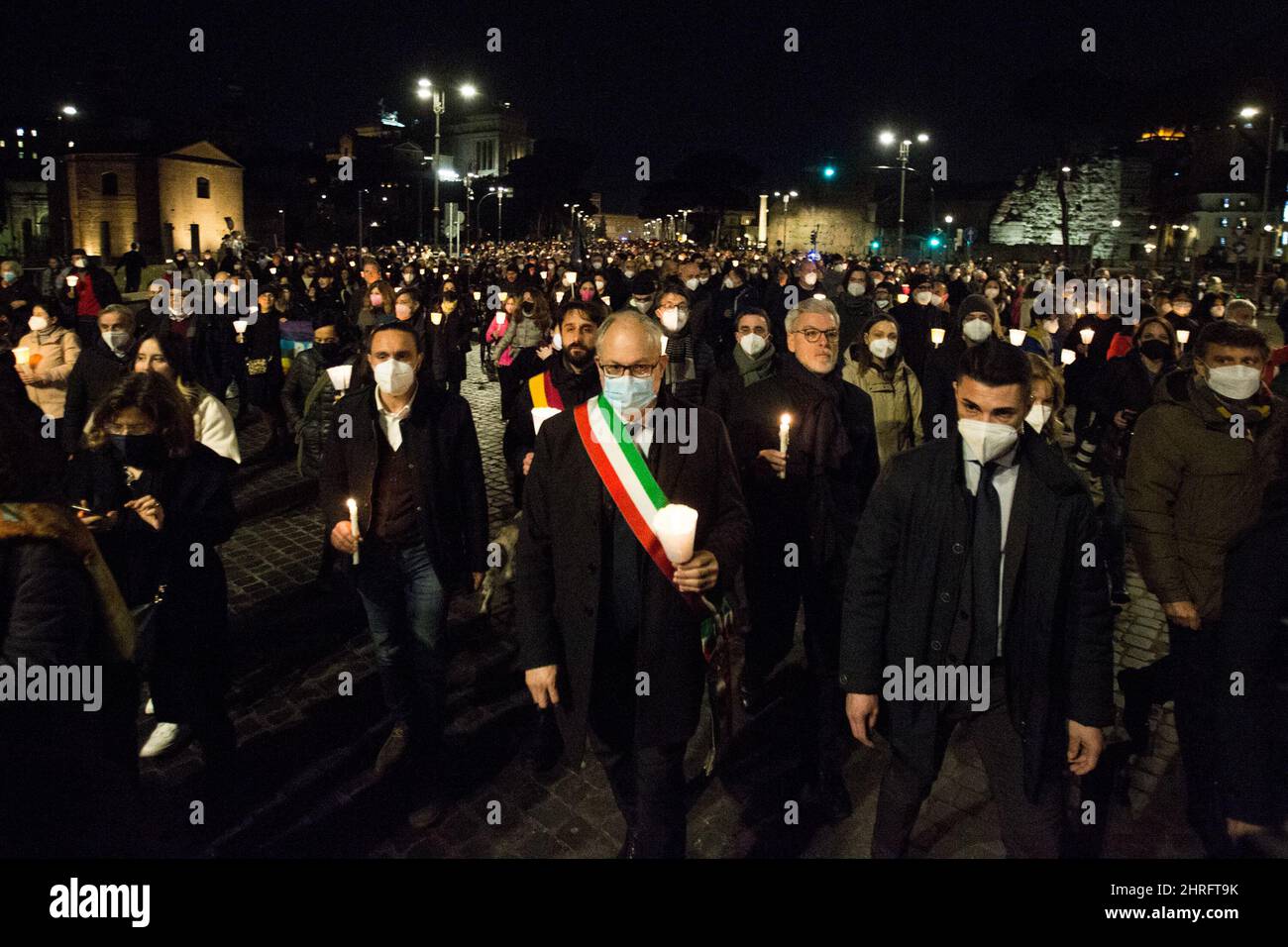 Roma, Italia. 25th Feb 2022. Il Sindaco di Roma, Roberto Guarlieri, guida la marcia delle candele organizzata in solidarietà con il popolo ucraino e chiede la pace immediata in Ucraina. La guerra contro l'Ucraina - e la conseguente invasione russa - è stata dichiarata all'inizio della mattinata del 24th febbraio dal Presidente della Federazione russa, Vladimir Putin. Credit: LSF Photo/Alamy Live News Foto Stock