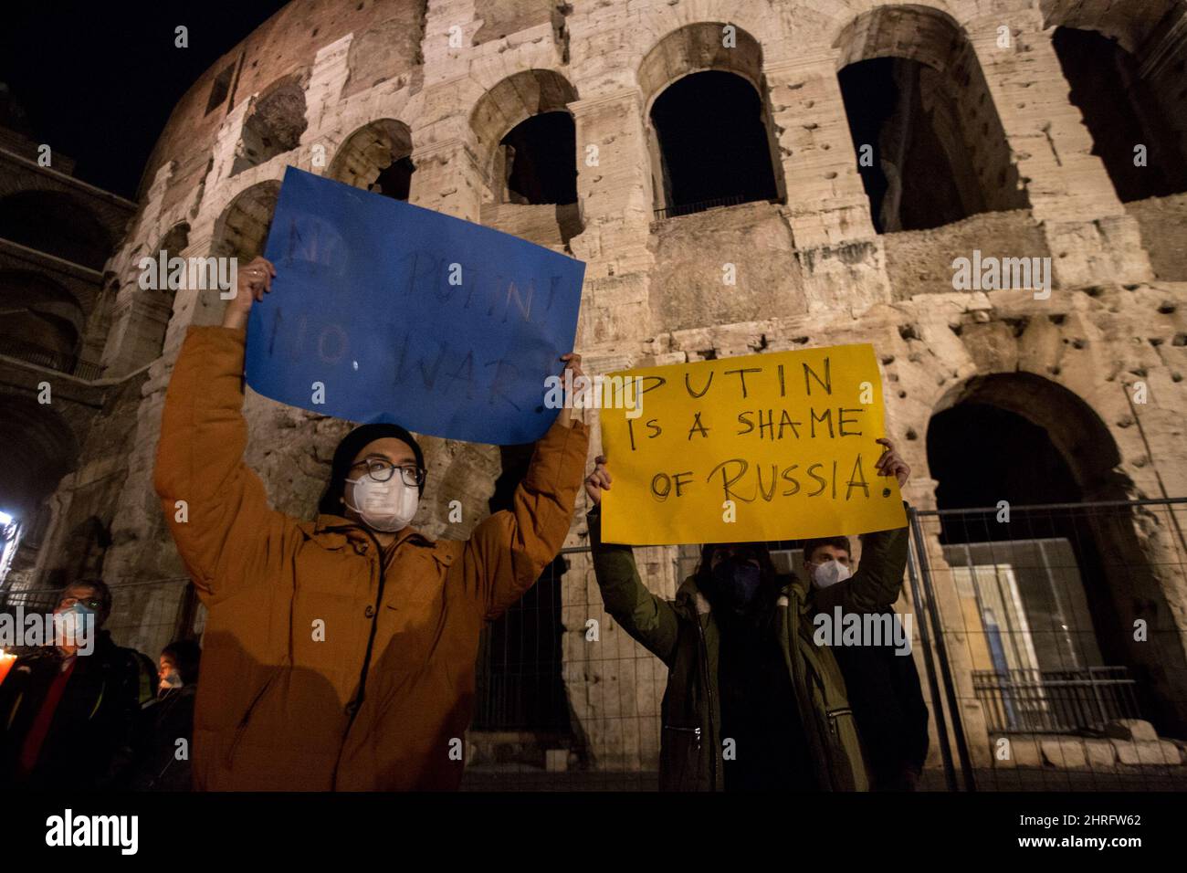 Roma, Italia. 25th Feb 2022. La gente che mostra Putin è una vergogna per la targa russa dopo la marcia a lume di candela organizzata dal sindaco di Roma, Roberto Gualtieri, in solidarietà con il popolo ucraino e per chiedere la pace immediata in Ucraina. La guerra contro l'Ucraina - e la conseguente invasione russa - è stata dichiarata all'inizio della mattinata del 24th febbraio dal Presidente della Federazione russa, Vladimir Putin. Credit: LSF Photo/Alamy Live News Foto Stock