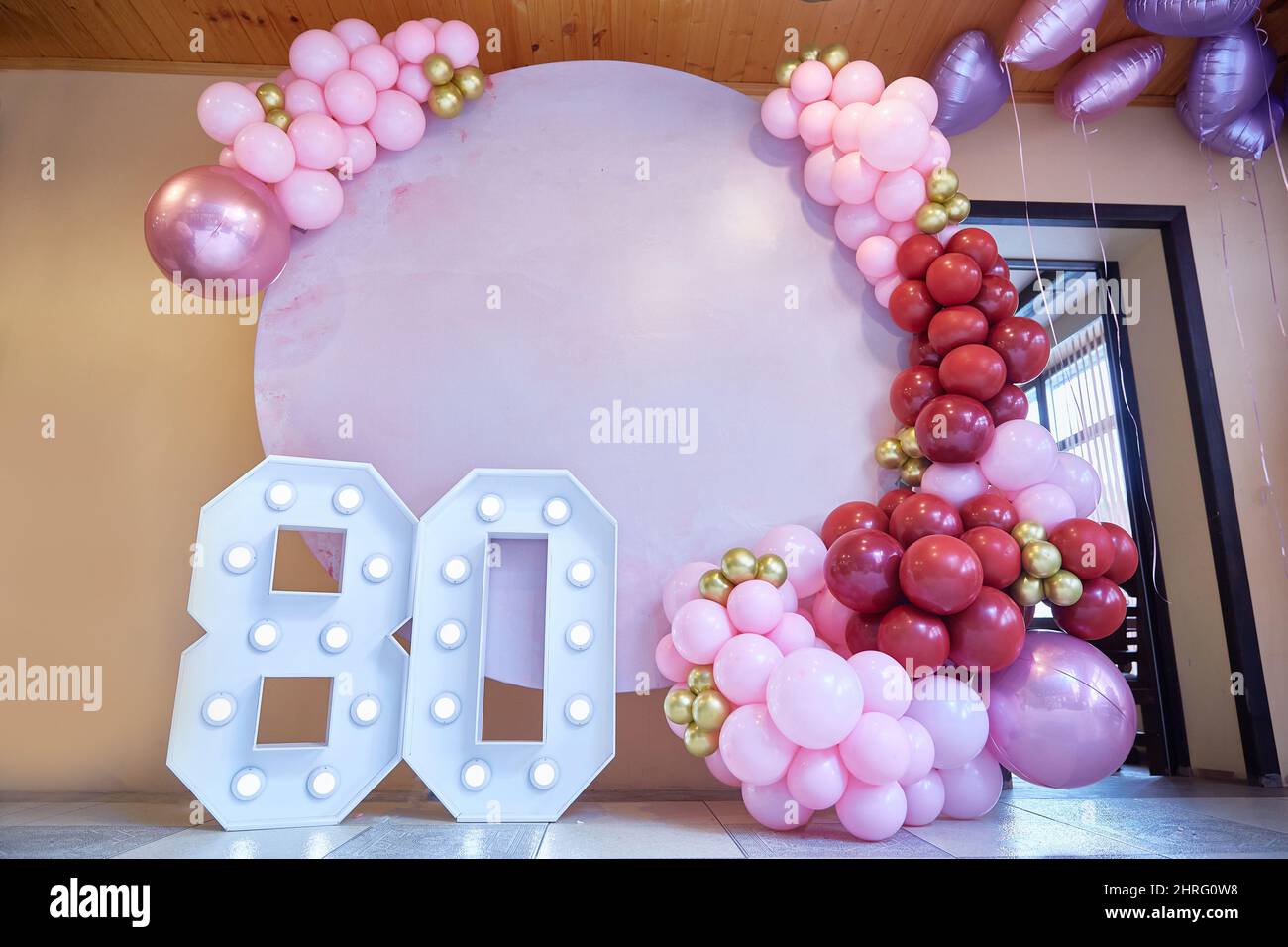 Festeggiamo la zona delle foto dei palloncini per il 80th anniversario. Esempio di decorazione di compleanno. Primo piano Foto Stock