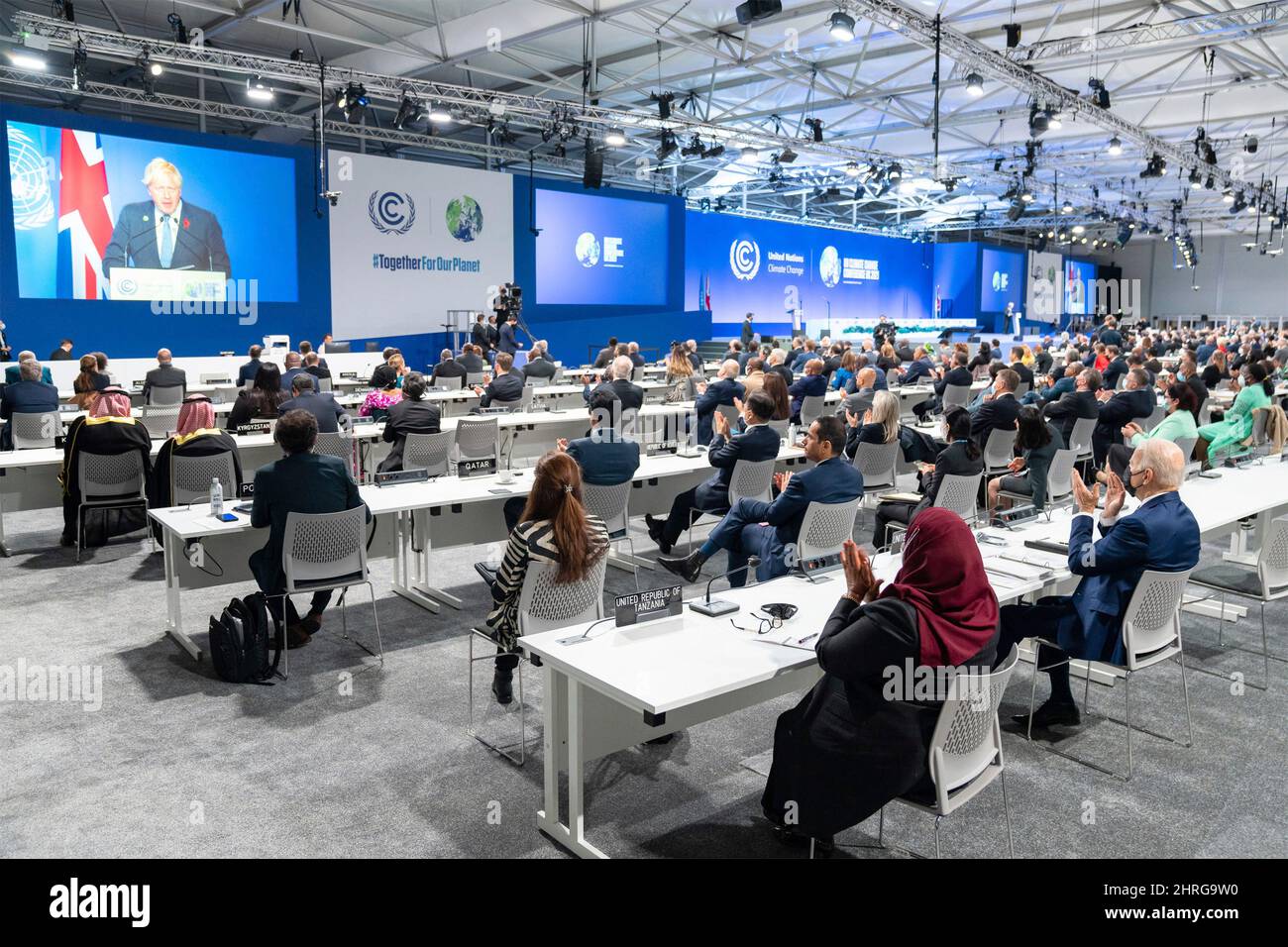 Il presidente degli Stati Uniti Joe Biden, a destra, partecipa alla sessione di apertura della Conferenza ONU sui cambiamenti climatici COP26 con i leader mondiali al Campus dell'evento scozzese, il 1 novembre 2021 a Glasgow, Scozia. Foto Stock