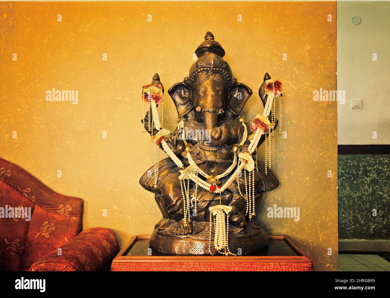 Primo piano di un Ganesh sullo sfondo giallo Foto Stock