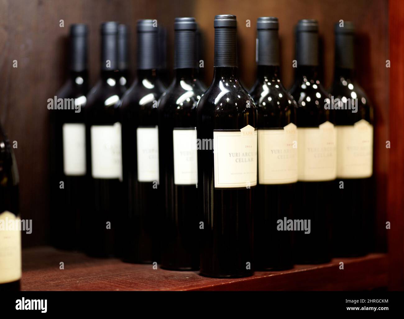 Scegli il tuo preferito. Shot di alcune bottiglie di vino su uno scaffale in una cantina. Foto Stock