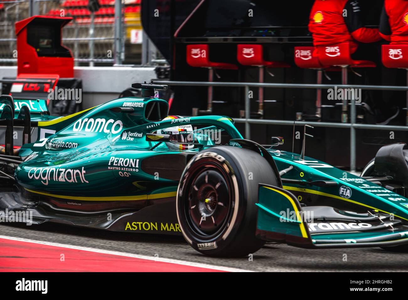 Barcellona, Spagna. 25th Feb 2022. SEBASTIAN VETTEL (GER) del team Aston Martin guida nella sua AMR22 attraverso la pit lane durante il terzo giorno della Formula uno test invernale al Circuit de Catalunya Credit: Matthias Oesterle/Alamy Live News Foto Stock