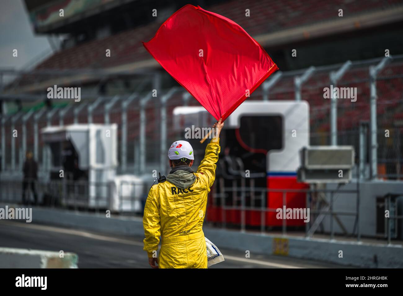 Barcellona, Spagna. 25th Feb 2022. Una delle tante bandiere rosse nella pit lane durante il giorno due della Formula uno test invernali al Circuit de Catalunya Credit: Matthias Oesterle/Alamy Live News Foto Stock