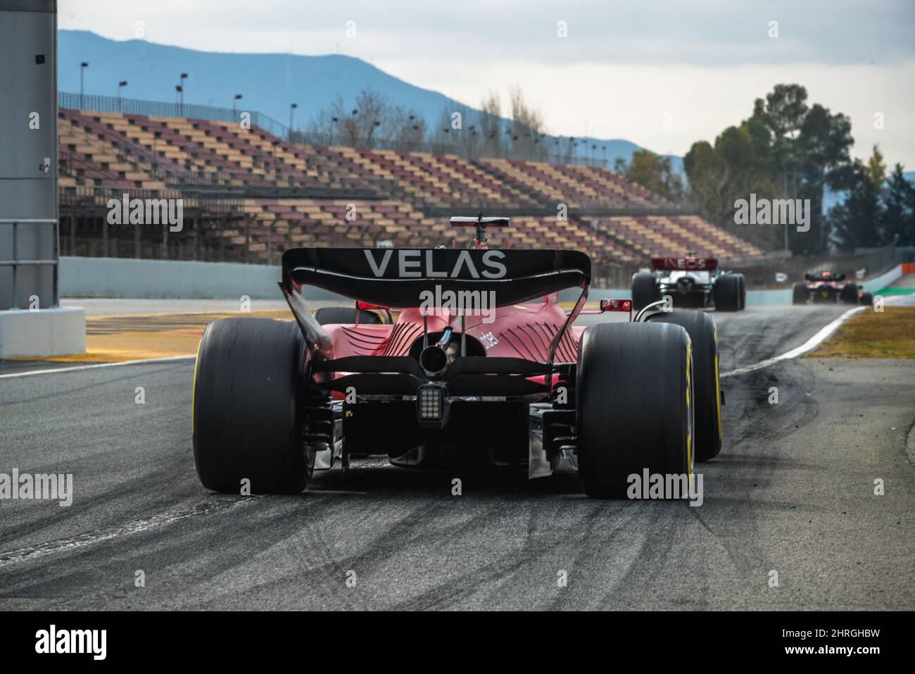 Barcellona, Spagna. 25th Feb 2022. CHARLES LECLERC (MON) dal team Ferrari nella sua F1-75 attende alla fine della pit lane prima di prendere in pista durante il secondo giorno della Formula uno test invernale al Circuit de Catalunya Credit: Matthias Oesterle/Alamy Live News Foto Stock