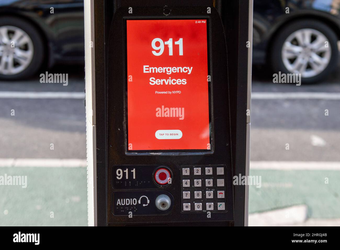 Chiosco LinkNYC con 911 opzioni di servizi di emergenza Foto Stock