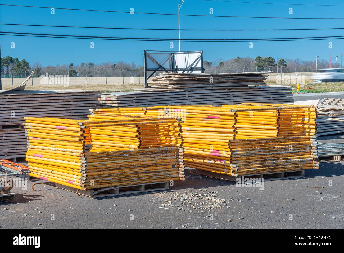 Colpo orizzontale di attrezzatura per ponteggi in un cantiere. Foto Stock
