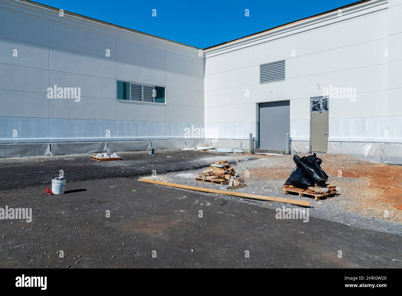 Scatto orizzontale di nuove porte in un progetto di costruzione industriale. Foto Stock