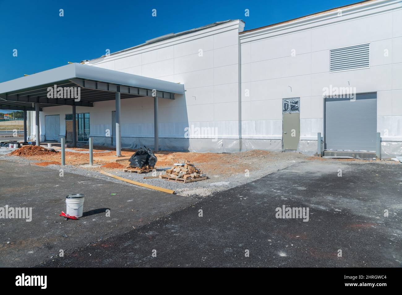 Scatto orizzontale di nuove porte appena installate in un cantiere di vendita al dettaglio. Foto Stock