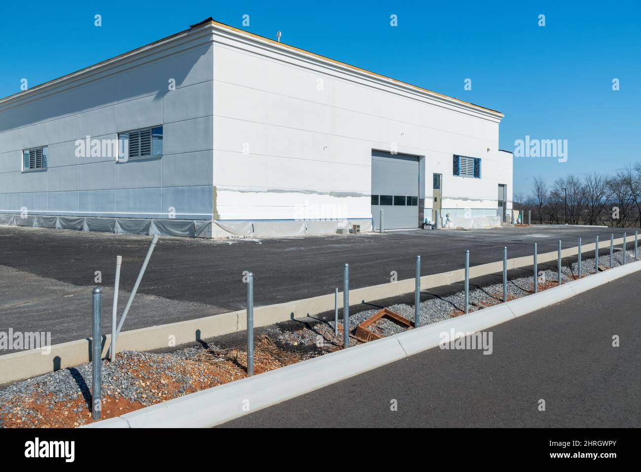 Immagine orizzontale di una nuova costruzione industriale in avvicinamento al completamento con spazio di copia. Foto Stock