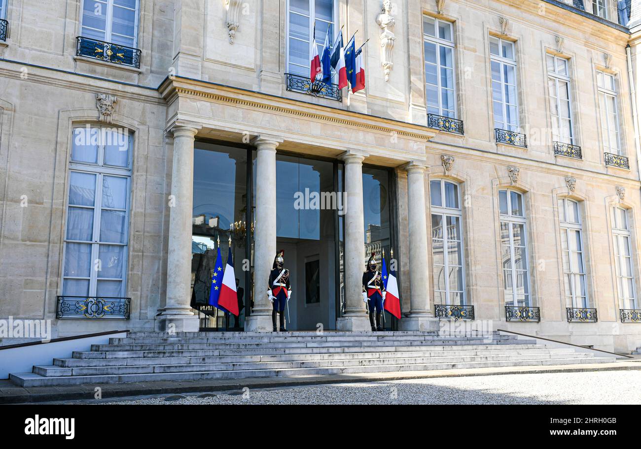 PARIGI, FRANCIA - 6 SETTEMBRE 2021 : l'ingresso (all'interno del cortile) al Palazzo Elysee (Palais de l'Elysée) Foto Stock