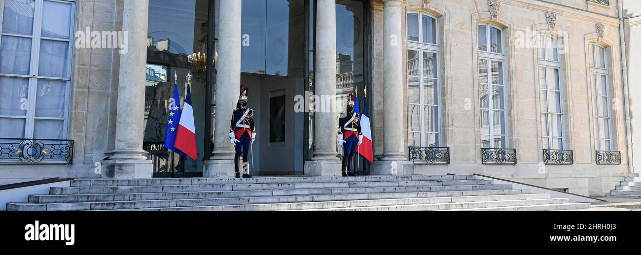 PARIGI, FRANCIA - 6 SETTEMBRE 2021 : l'ingresso (all'interno del cortile) al Palazzo Elysee (Palais de l'Elysée) Foto Stock