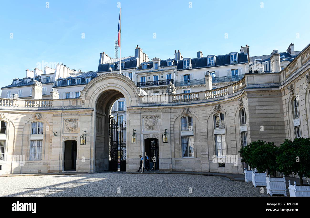 PARIGI, FRANCIA - SETTEMBRE 6 2021 : l'ingresso (all'interno del cortile) al Palazzo Elysee (Palais de l'Elysée) Foto Stock