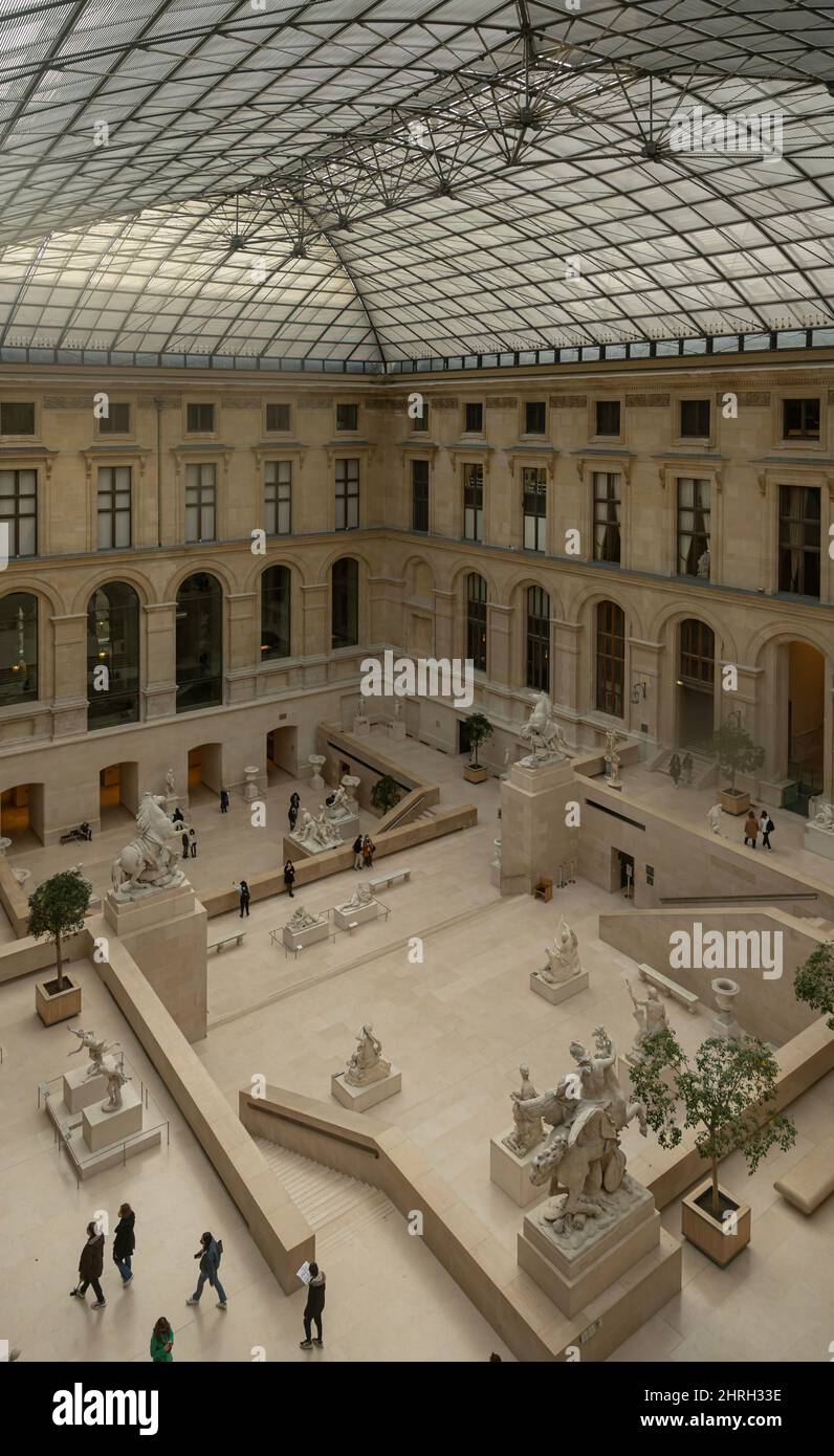 Museo del Louvre. Vista del Cour Marly e cortile centrale con statue e scale in pietra Foto Stock