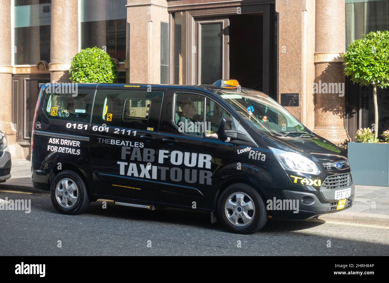 Fab Four Taxi Tour van di fronte all'Hard Day's Night Hotel a Liverpool Foto Stock