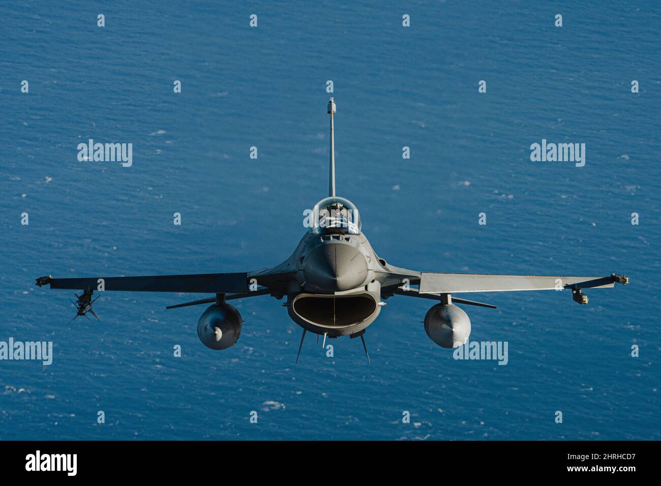 Una Hellenic Air Force F-16 Fighting Falcon, durante l'addestramento aria-aria con le forze Navali degli Stati Uniti come parte di Neptune Strike 3 febbraio 2022 sul Mar Ionio. L'esercizio della NATO fa parte delle recenti mosse militari volte a scoraggiare il coinvolgimento della Russia in Ucraina. Foto Stock