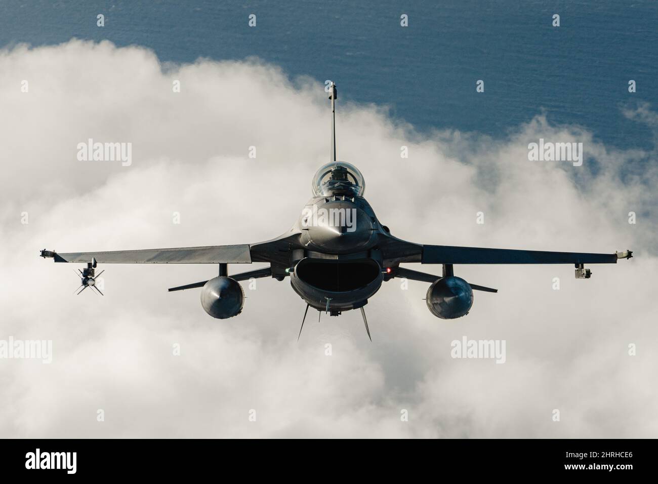Una Hellenic Air Force F-16 Fighting Falcon, durante l'addestramento aria-aria con le forze Navali degli Stati Uniti come parte di Neptune Strike 3 febbraio 2022 sul Mar Ionio. L'esercizio della NATO fa parte delle recenti mosse militari volte a scoraggiare il coinvolgimento della Russia in Ucraina. Foto Stock