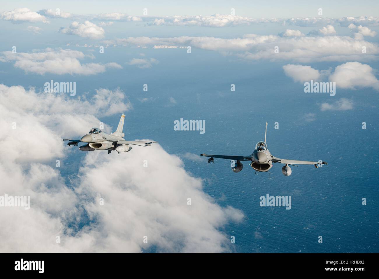 Hellenic Air Force F-16 Fighting Falcon Fighter Jets, durante l'addestramento aria-aria con le forze Navali degli Stati Uniti come parte di Neptune Strike 3 febbraio 2022 sul Mar Ionio. L'esercizio della NATO fa parte delle recenti mosse militari volte a scoraggiare il coinvolgimento della Russia in Ucraina. Foto Stock