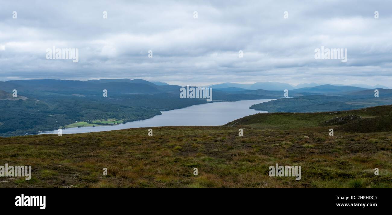 Ammirando le montagne Grampian, tra cui Glen Lyon, e Glen Coe in lontananza, oltre Loch Rannoch e Rannoch Tay Forest Park, Scozia, United Kin Foto Stock