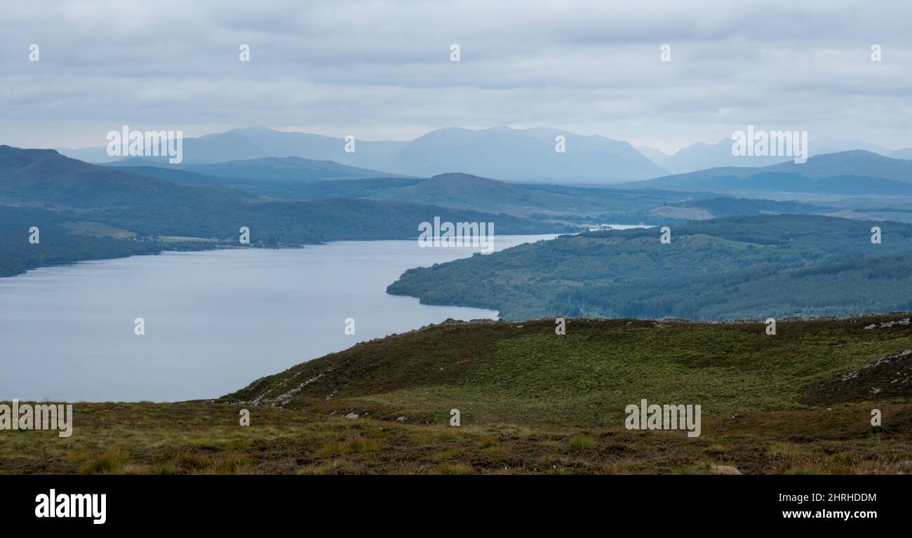 Ammirando le montagne Grampian, tra cui Glen Lyon, e Glen Coe in lontananza, oltre Loch Rannoch e Rannoch Tay Forest Park, Scozia, United Kin Foto Stock