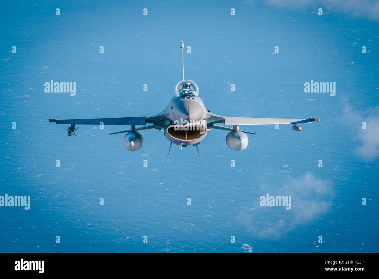 Una Hellenic Air Force F-16 Fighting Falcon, durante l'addestramento aria-aria con la Marina degli Stati Uniti come parte di Neptune Strike 3 febbraio 2022 sul Mar Ionio. L'esercizio della NATO fa parte delle recenti mosse militari volte a scoraggiare il coinvolgimento della Russia in Ucraina. Foto Stock