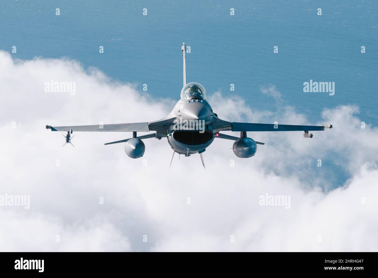 Una Hellenic Air Force F-16 Fighting Falcon, durante l'addestramento aria-aria con la Marina degli Stati Uniti come parte di Neptune Strike 3 febbraio 2022 sul Mar Ionio. L'esercizio della NATO fa parte delle recenti mosse militari volte a scoraggiare il coinvolgimento della Russia in Ucraina. Foto Stock
