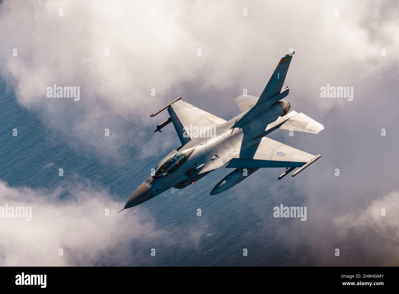 Una Hellenic Air Force F-16 Fighting Falcon, durante l'addestramento aria-aria con la Marina degli Stati Uniti come parte di Neptune Strike 3 febbraio 2022 sul Mar Ionio. L'esercizio della NATO fa parte delle recenti mosse militari volte a scoraggiare il coinvolgimento della Russia in Ucraina. Foto Stock