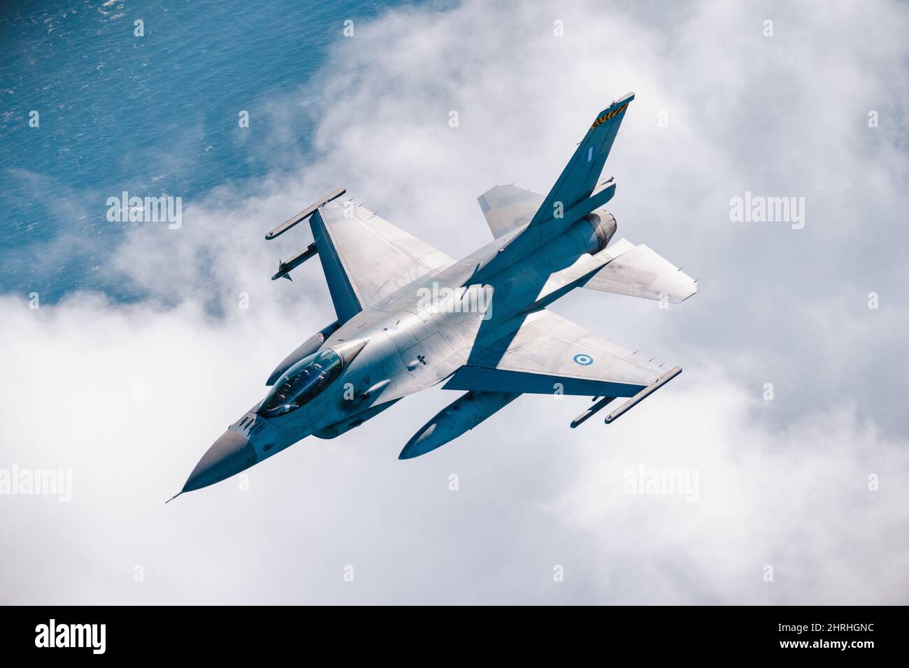 Una Hellenic Air Force F-16 Fighting Falcon, durante l'addestramento aria-aria con la Marina degli Stati Uniti come parte di Neptune Strike 3 febbraio 2022 sul Mar Ionio. L'esercizio della NATO fa parte delle recenti mosse militari volte a scoraggiare il coinvolgimento della Russia in Ucraina. Foto Stock