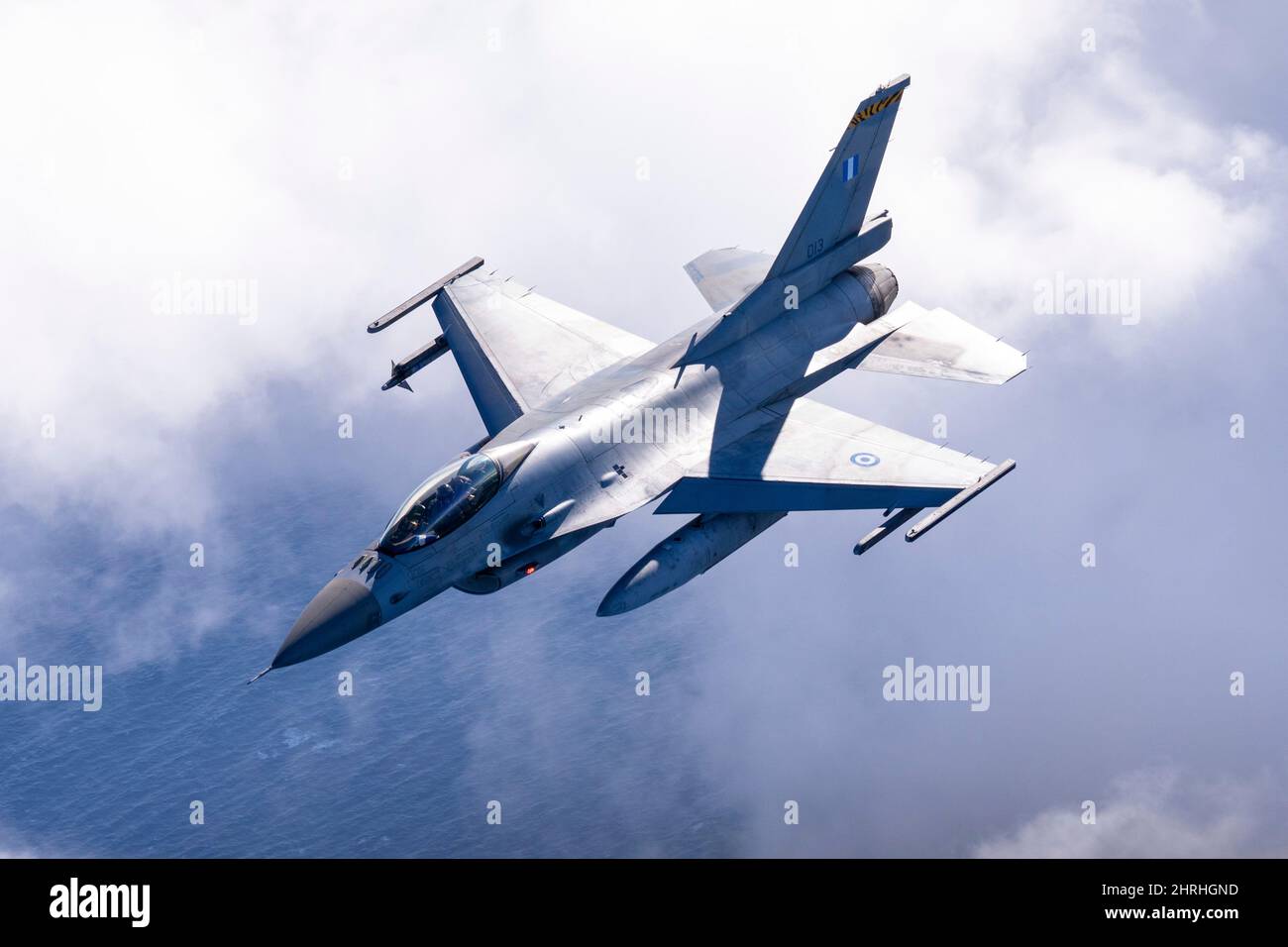 Una Hellenic Air Force F-16 Fighting Falcon, durante l'addestramento aria-aria con la Marina degli Stati Uniti come parte di Neptune Strike 3 febbraio 2022 sul Mar Ionio. L'esercizio della NATO fa parte delle recenti mosse militari volte a scoraggiare il coinvolgimento della Russia in Ucraina. Foto Stock