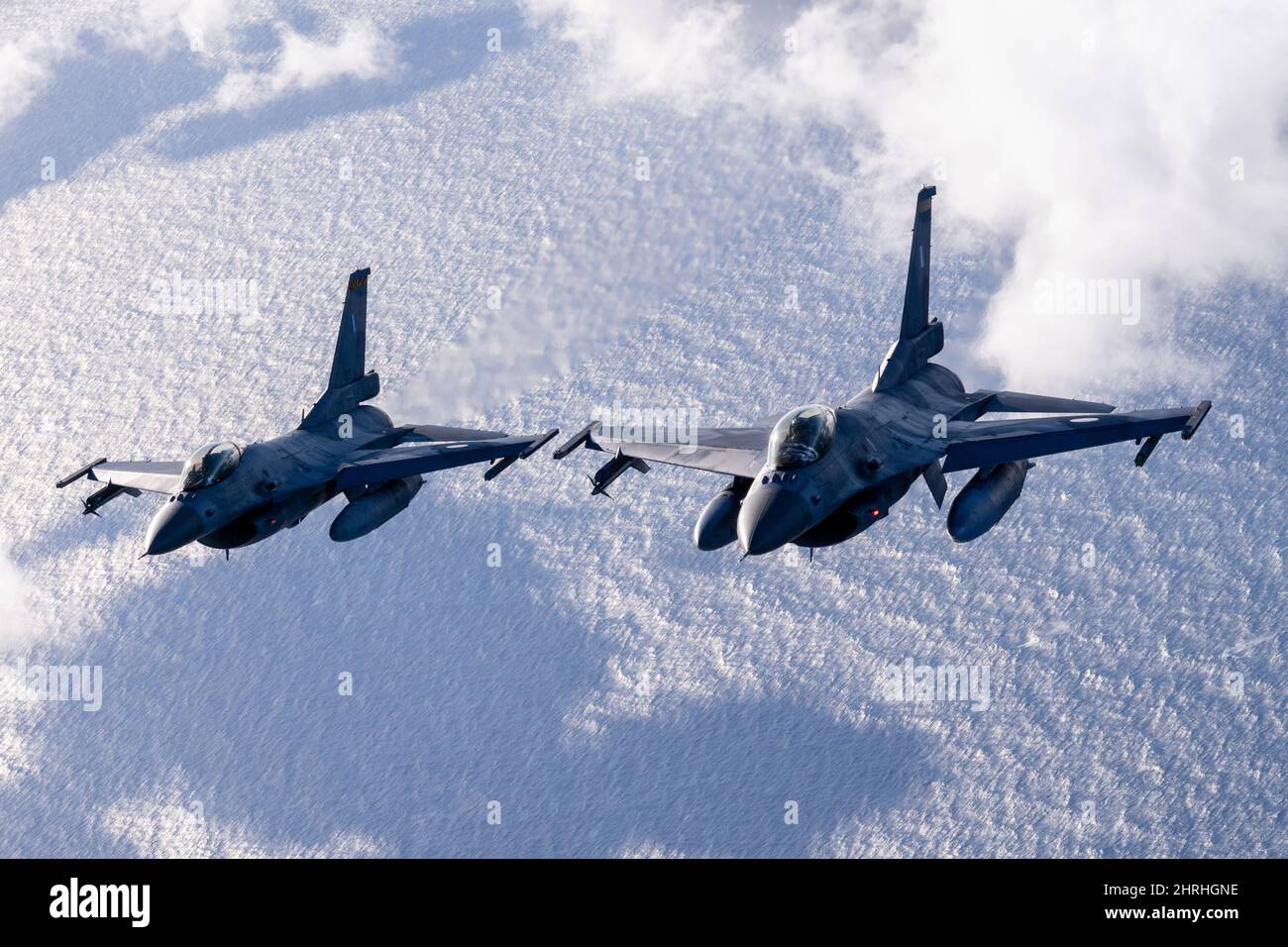 Una Hellenic Air Force F-16 Fighting Falcon, durante l'addestramento aria-aria con la Marina degli Stati Uniti come parte di Neptune Strike 3 febbraio 2022 sul Mar Ionio. L'esercizio della NATO fa parte delle recenti mosse militari volte a scoraggiare il coinvolgimento della Russia in Ucraina. Foto Stock