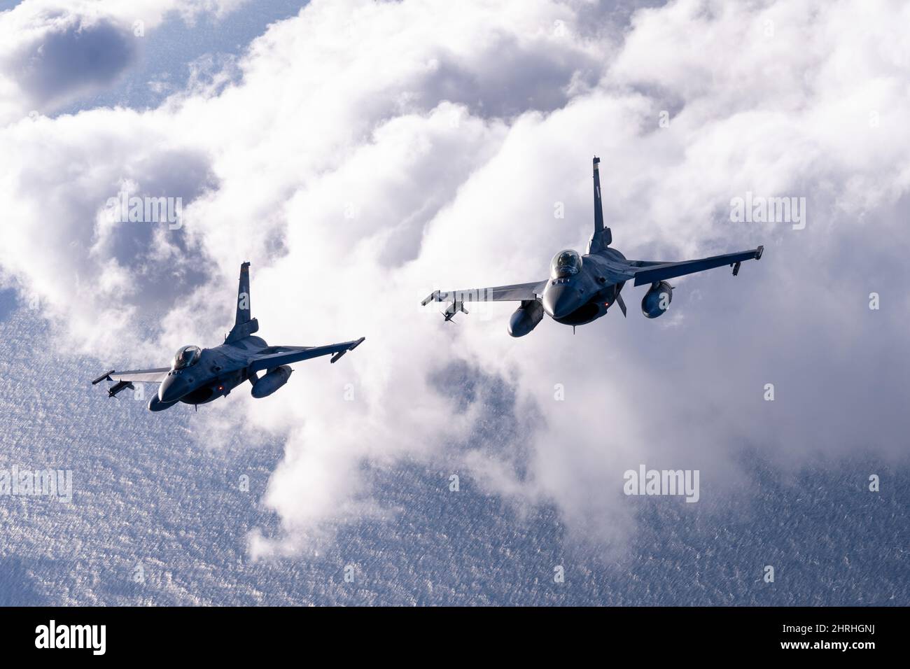 Una Hellenic Air Force F-16 Fighting Falcon, durante l'addestramento aria-aria con la Marina degli Stati Uniti come parte di Neptune Strike 3 febbraio 2022 sul Mar Ionio. L'esercizio della NATO fa parte delle recenti mosse militari volte a scoraggiare il coinvolgimento della Russia in Ucraina. Foto Stock