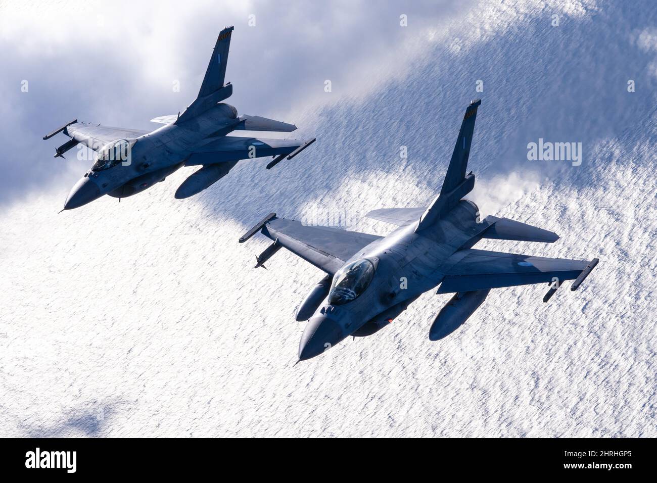Hellenic Air Force F-16 Fighting Falcon Fighter Jets, durante l'addestramento aria-aria con le forze Navali degli Stati Uniti come parte di Neptune Strike 3 febbraio 2022 sul Mar Ionio. L'esercizio della NATO fa parte delle recenti mosse militari volte a scoraggiare il coinvolgimento della Russia in Ucraina. Foto Stock
