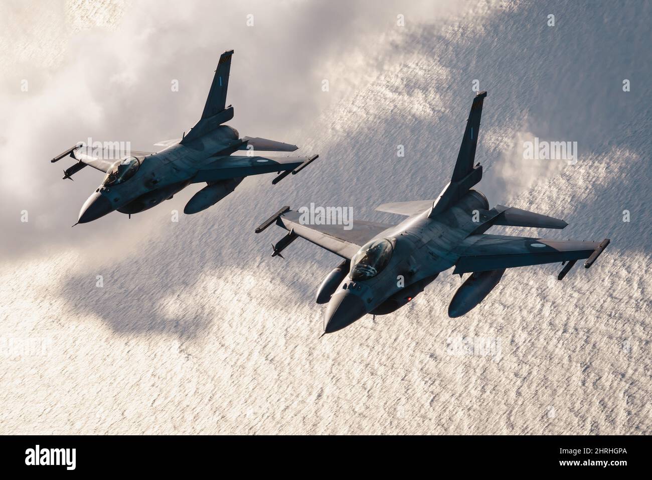 Hellenic Air Force F-16 Fighting Falcon Fighter Jets, durante l'addestramento aria-aria con le forze Navali degli Stati Uniti come parte di Neptune Strike 3 febbraio 2022 sul Mar Ionio. L'esercizio della NATO fa parte delle recenti mosse militari volte a scoraggiare il coinvolgimento della Russia in Ucraina. Foto Stock