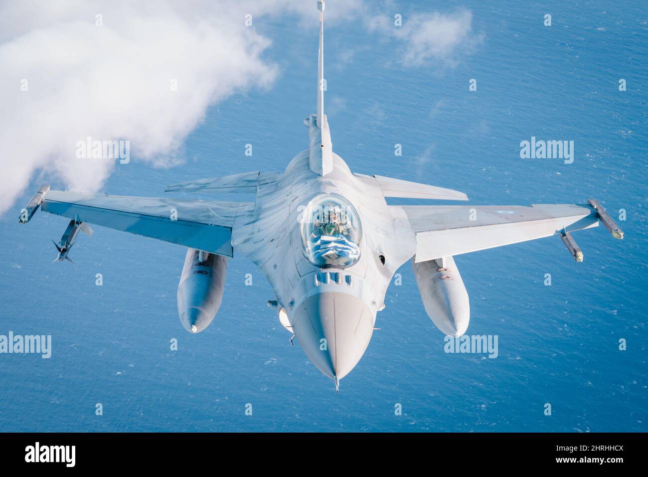 Una Hellenic Air Force F-16 Fighting Falcon, durante l'addestramento aria-aria con la Marina degli Stati Uniti come parte di Neptune Strike 3 febbraio 2022 sul Mar Ionio. L'esercizio della NATO fa parte delle recenti mosse militari volte a scoraggiare il coinvolgimento della Russia in Ucraina. Foto Stock
